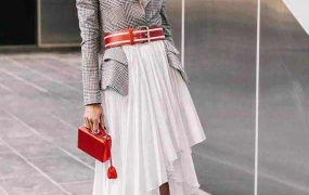 外国小姐姐黑色西装裙子,外国小姐姐演绎黑色西装裙子的独特魅力